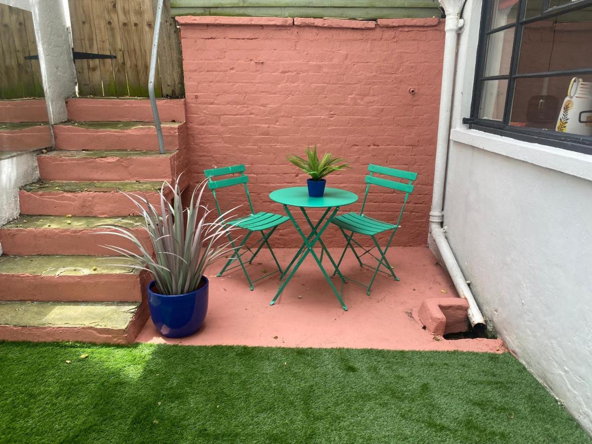 Skies Apt. New. 1 Min Walk Station & *