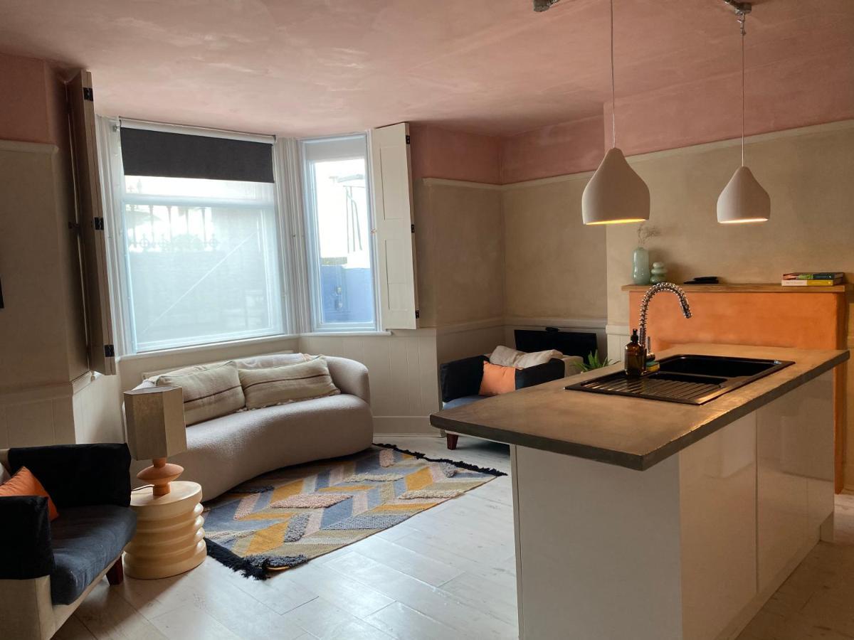 Skies Apt. New. 1 Min Walk Station & Apartment *
