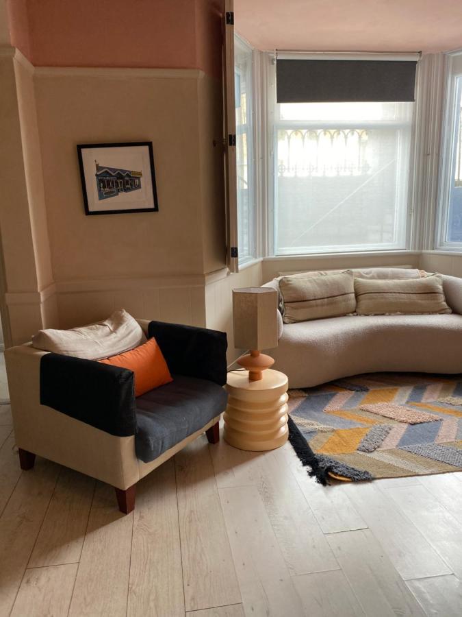 Skies Apt. New. 1 Min Walk Station & Apartment Margate