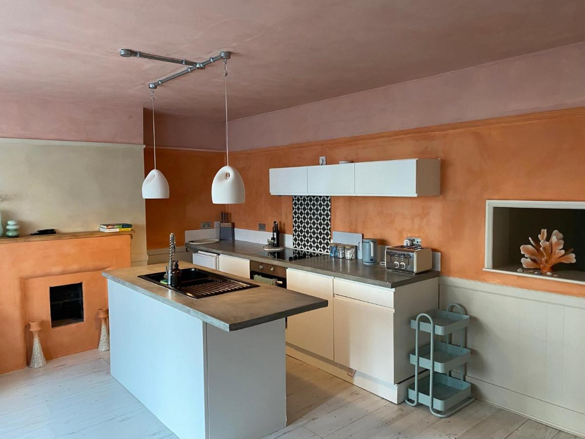 Skies Apt. New. 1 Min Walk Station & Apartment Margate
